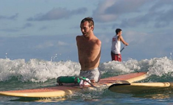 Nick Vujicic szörföl